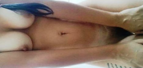 Gatinha amadora caiu na net em fotos de nudes pro ex namorado